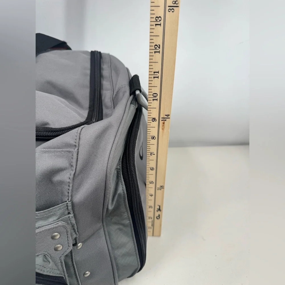 Oakley men duffel
